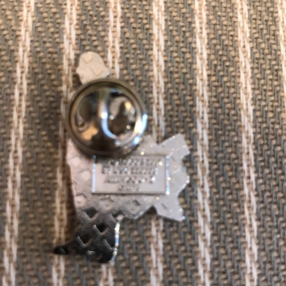 London 2012 Olympics Commemorative Pin “Bobby” - Picture 2 of 4